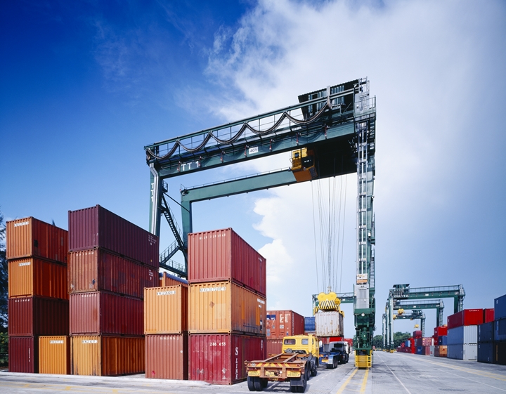 Sea docks with shipping containers